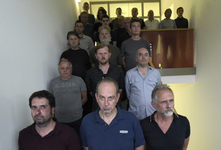 Der Coup der tadellosen Männer. Jene Männer, die Ankara der Beteiligung am Putschversuch bezichtigt, trugen nach der Verhaftung Spuren der Gewalt. Auch Ex-Luftwaffenchef Akin Öztürk (Mitte) ist darunter - G.R.A.M. 