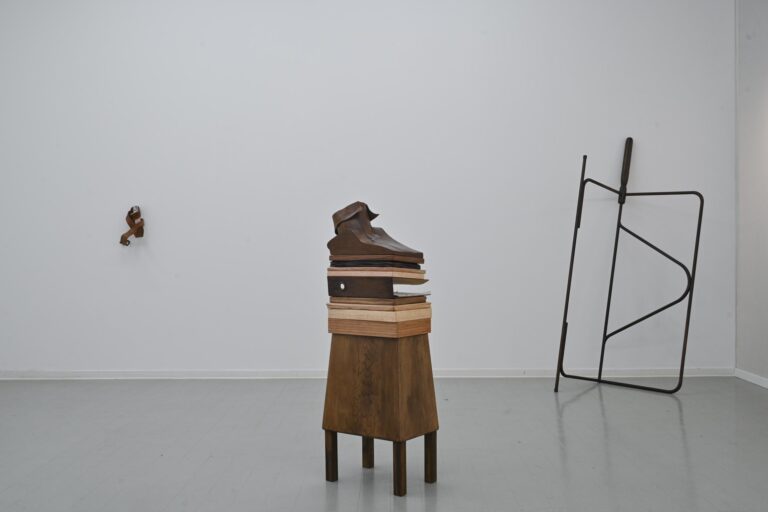 Exhibition view Tobias IZSÓ | The Accountant, Kunstverein Dresden 2025, Photo: Anja Schneider - Tobias Izsó 