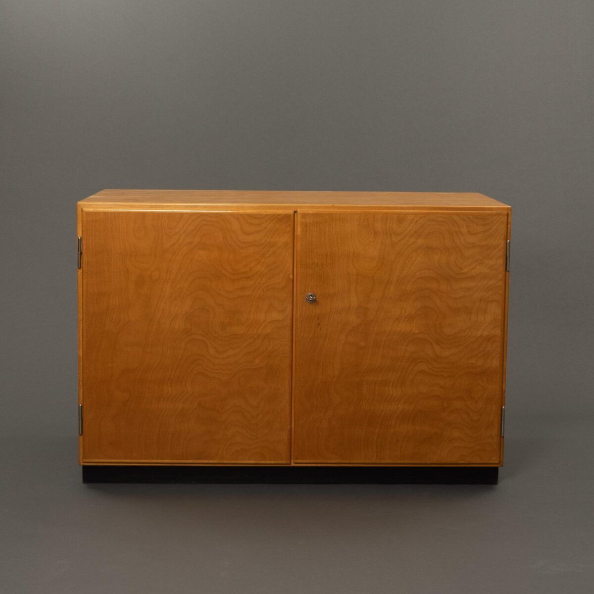 Inkombi sideboard, Wohnbedarf model 122, Basel, Switzerland | Designed and manufactured from 1933 onwards - Max E. Haefeli Heike Schmitz-Esser, Heike Schmitz-Esser