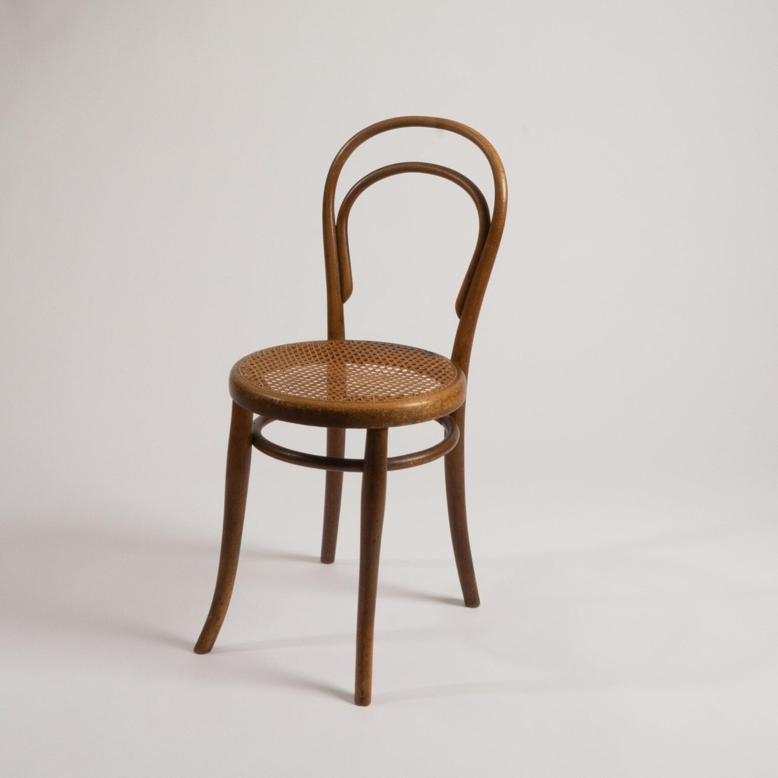 Bentwood chair executed by Gebrüder Thonet, No 14 1/2, Vienna | Designed in 1859, manufactured between 1881 and 1919 - Michael Thonet Heike Schmitz-Esser, Heike Schmitz-Esser