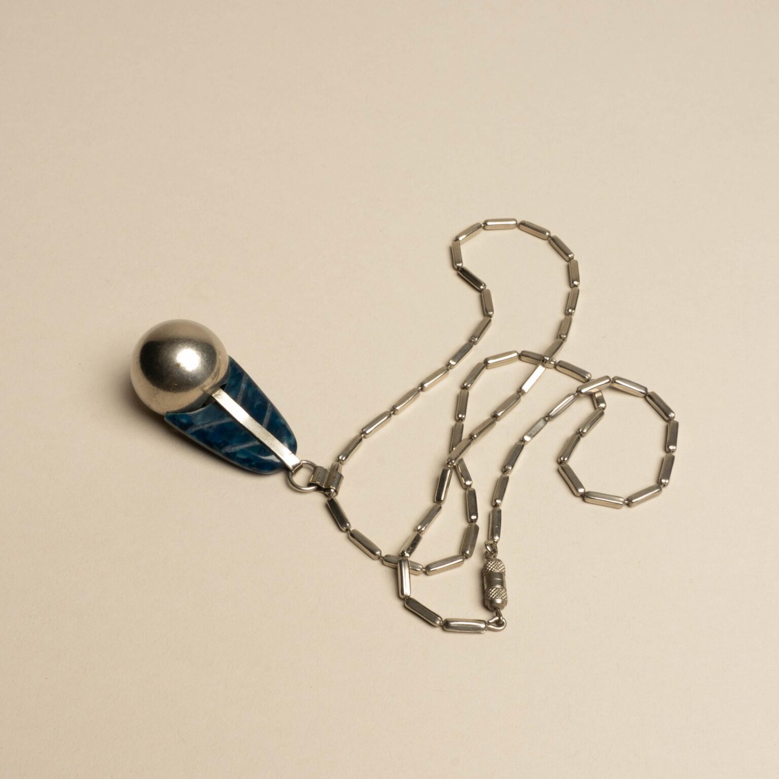 Halskette, Werksentwurf Jakob Bengel, Idar-Oberstein, Deutschland | 1932 - Jakob Bengel Enthusiastic Approval, Heike Schmitz-Esser, Heike Schmitz-Esser, jakob-bengel-art-deco-necklace-blue-galalith-1930s