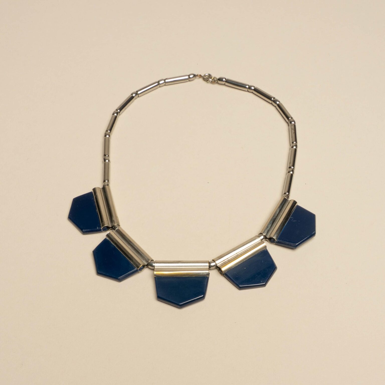 Halskette, Werksentwurf Jakob Bengel, Idar-Oberstein, Deutschland | Fr&uuml;he 1930er Jahre - Jakob Bengel Enthusiastic Approval, Heike Schmitz-Esser, jakob-bengel-art-deco-necklace-blue-galalith-1930s