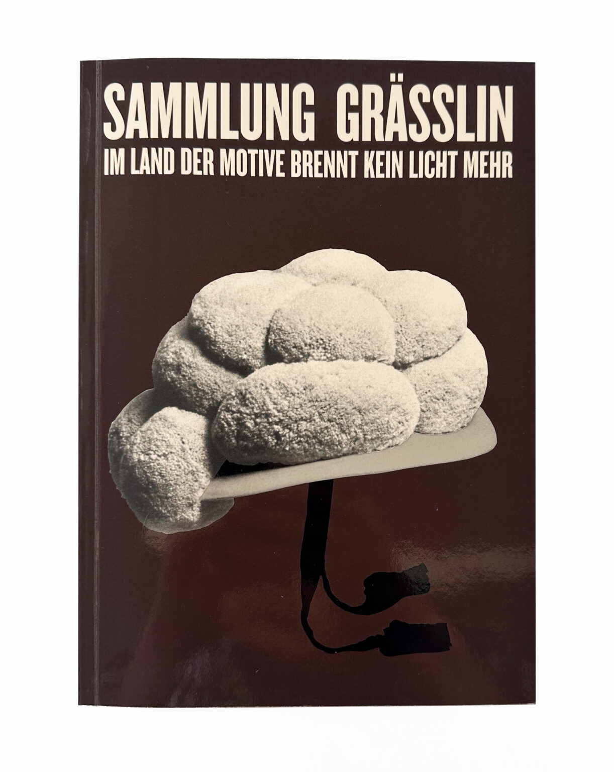 IM LAND DER MOTIVE BRENNT KEIN LICHT MEHR, Katalog zur 12. Ausstellung, 2025/2027 