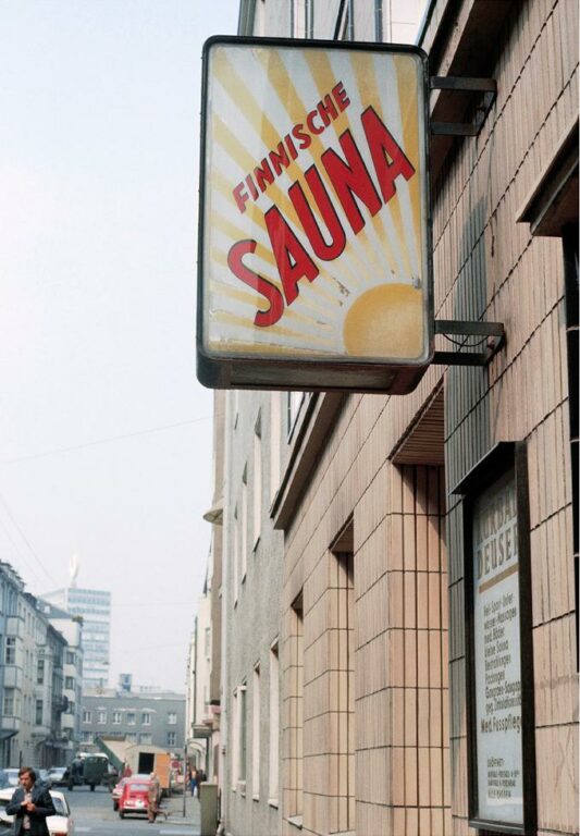 Sauna Düsseldorf I - Candida Höfer 