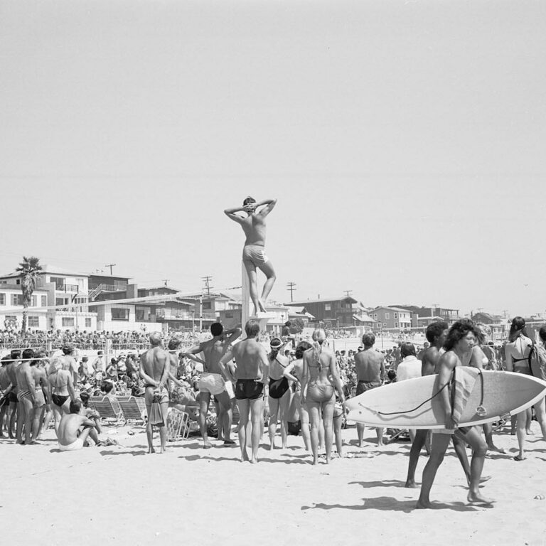 At the Beach - Tod Papageorge 