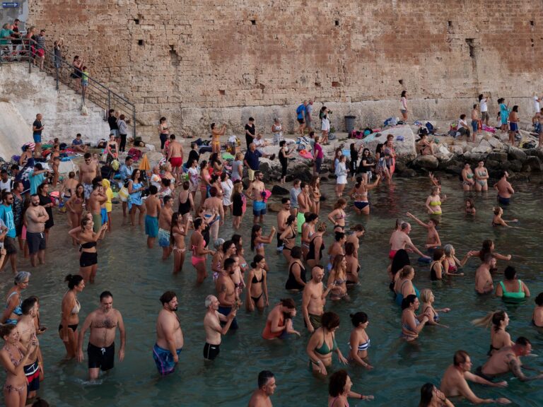 Monopoli Ready for Sunrise - Massimo Vitali 