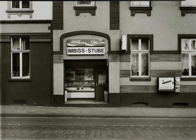 Trinkhalle Düsseldorf, Kölner Landstrasse 134 - Tata Ronkholz 