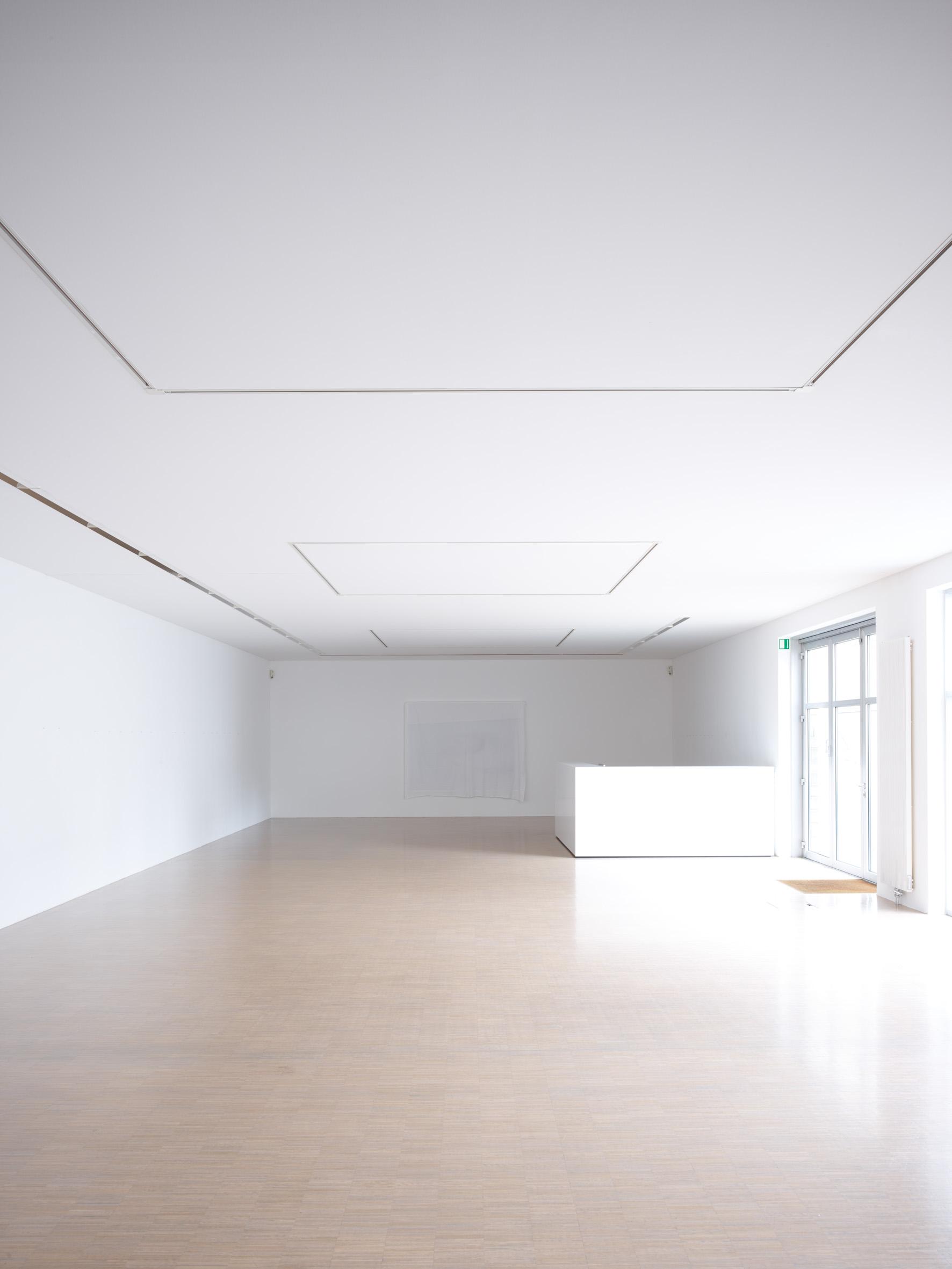 Between - Candida H&ouml;fer 
