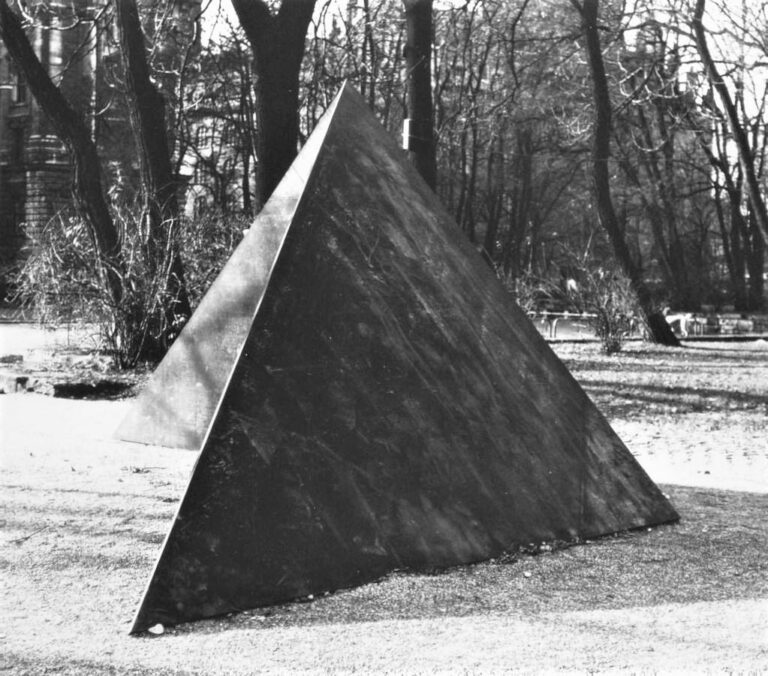 Dreieckskulptur – Variation von WV 278 - Alf Lechner 