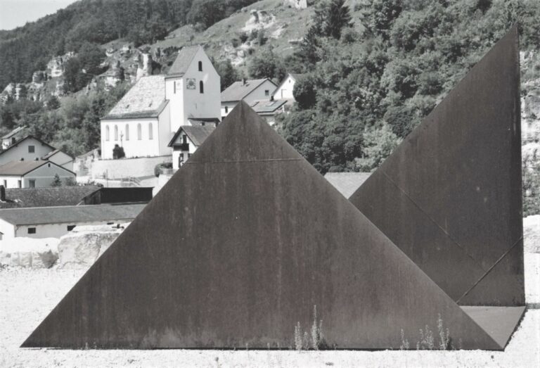 Dreieckskulptur - Alf Lechner 