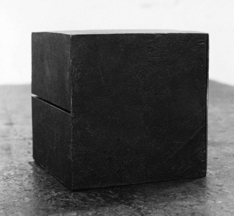 Würfel mit einem vertikalen, diagonalen Einschnitt und einem horizontalen, diagonalen Einschnitt - Alf Lechner 