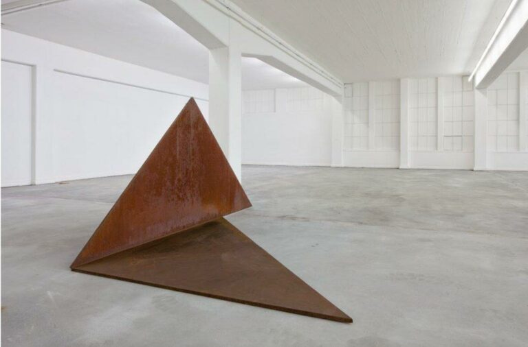 Dreieckskulptur III - Alf Lechner 