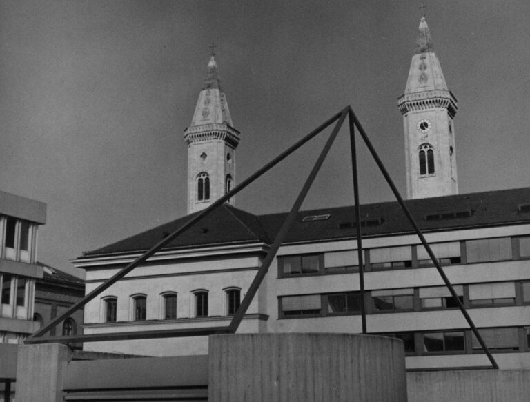 Exzentrische Pyramide - Alf Lechner 