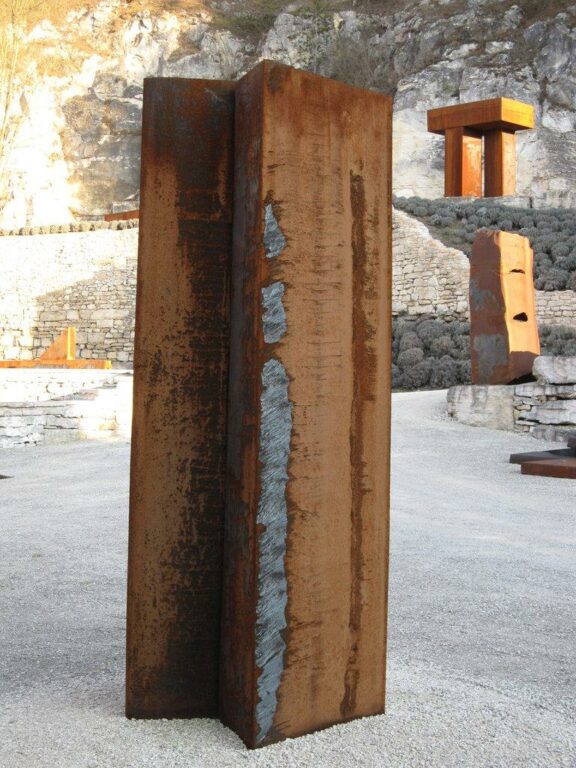 Sechseck Stele mit senkrechter Mittelteilung - Alf Lechner 