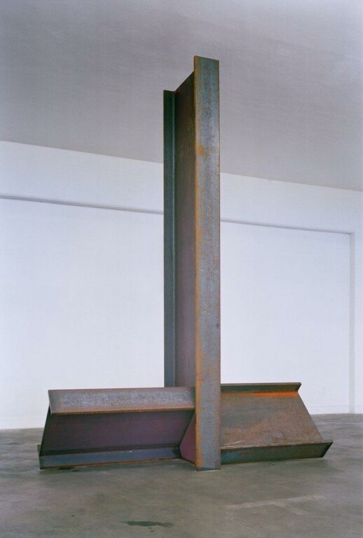 Stele mit verschränkter Basis - Alf Lechner 