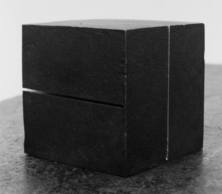 Würfel mit je einem diagonalen Einschnitt in drei Dimensionen - Alf Lechner 
