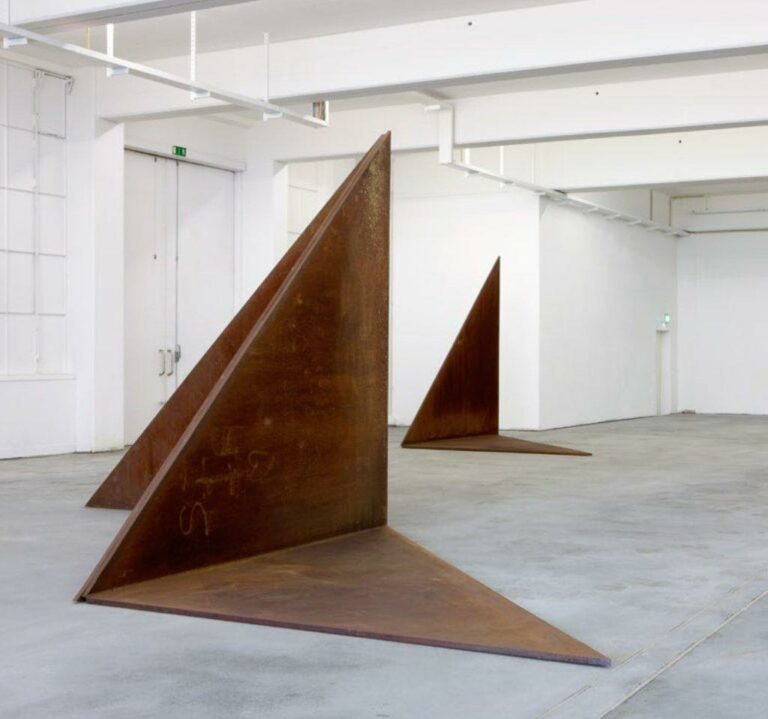 Dreieckskulptur I - Alf Lechner 