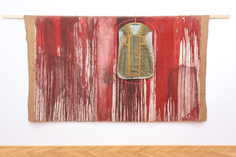 Aktionsbild mit Kasel - HERMANN NITSCH 
