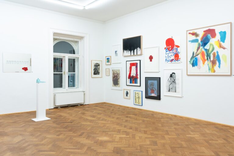 Little Wonders - ADOLF FROHNER, Adriana Czernin, ALFREDO BARSUGLIA, Antonia Guzmán, ARNULF RAINER, Bram Bogart, CLEMENS HOLLERER, Eva-Maria Zangerle, FRANZ GRABMAYR, FRANZ GRAF, Franz Vana, GOTTFRIED MAIRWÖGER, GÜNTER BRUS, GUNTER DAMISCH, Helmut Swoboda, HERBERT BRANDL, HERMANN NITSCH, HUBERT SCHMALIX, Iabadiou Piko, JOSEF BAUER, KIKI KOGELNIK, KLAUS D. ZIMMER, KLAUS WANKER, Leopold Ganzer, LUKAS TROBERG, MARKUS PRACHENSKY, Max Matuschka, OSWALD OBERHUBER, PETER MOOSGAARD, PETRA SCHWEIFER, STEFAN GLETTLER, Stefan Reiterer, VAL SMETS, VALENTIN OMAN, VERONIKA HAUER, WALTER VOPAVA, WENDELIN PRESSL, WOLFGANG BECKSTEINER, WOLFGANG HOLLEGHA, YOSHINORI NIWA, ZENITA KOMAD, zweintopf Foto © Michael Pelitz