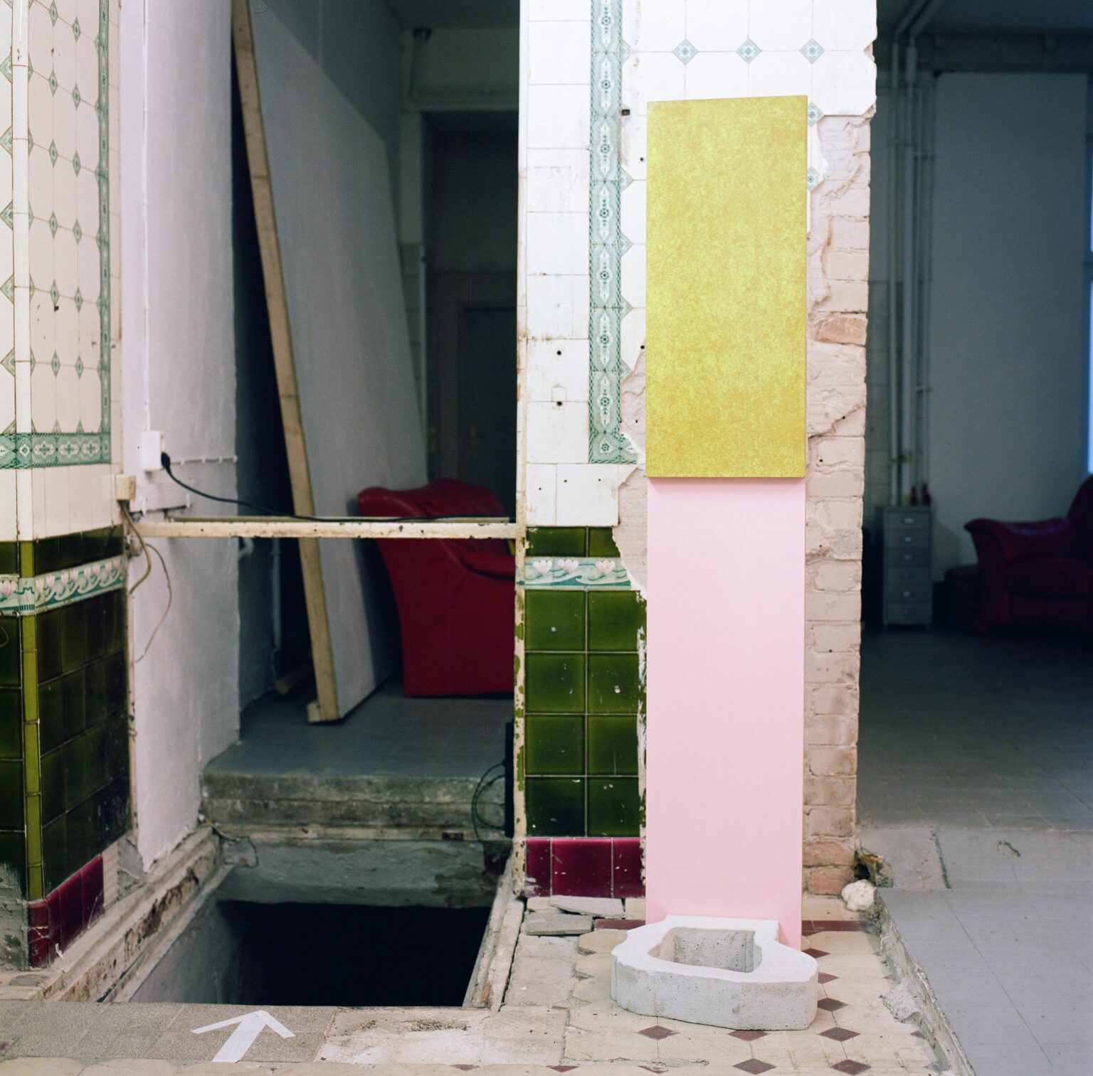 Tschumi Alumni (pink) - MARU&Scaron;A SAGADIN 