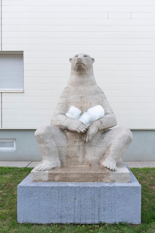 Skulptur mit sitzendem Eisbär - zweintopf 