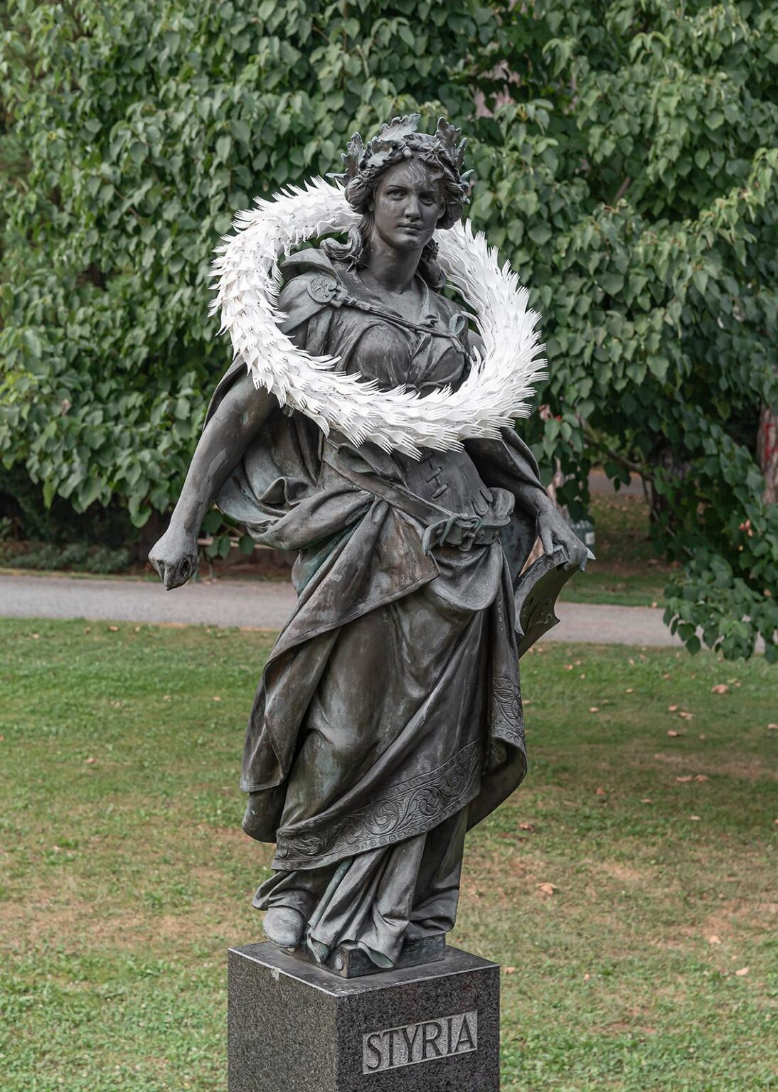 Skulptur mit weiblicher Statue (Styria) - zweintopf 