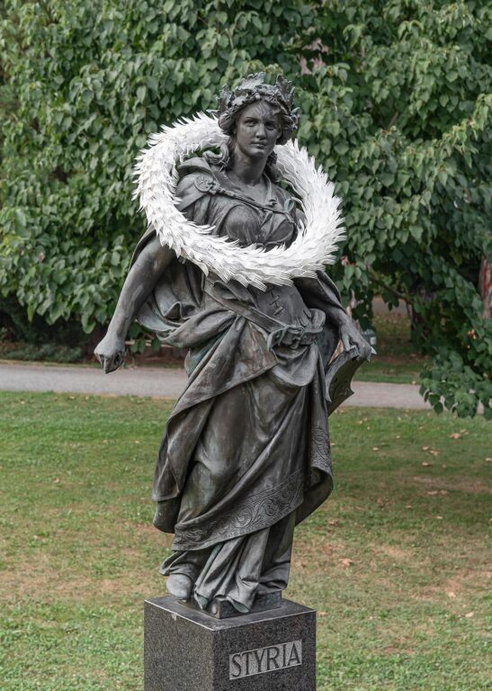 Skulptur mit weiblicher Statue (Styria) - zweintopf 