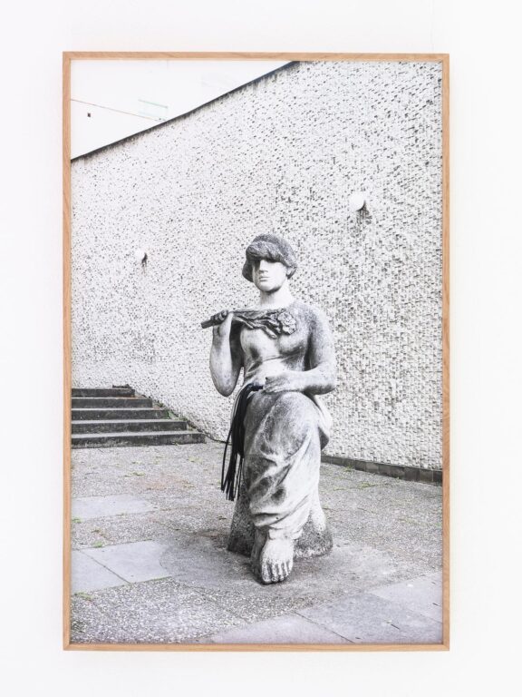 Skulptur mit Frau mit Blumen / sculpture with woman with flowers - zweintopf 
