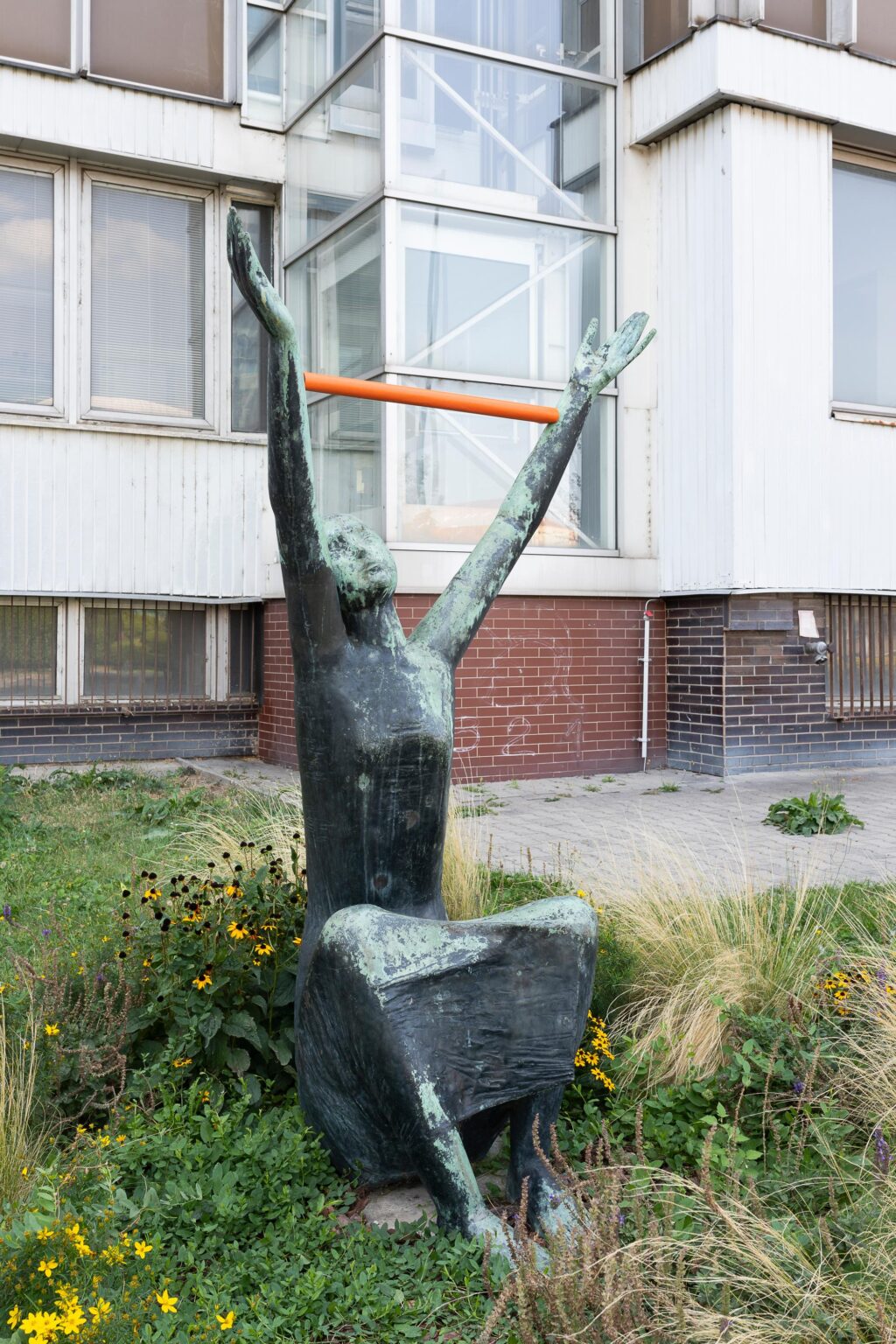 Skulptur mit Frau mit erhobenen H&auml;nden - zweintopf 