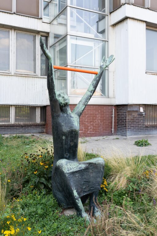 Skulptur mit Frau mit erhobenen Händen - zweintopf 