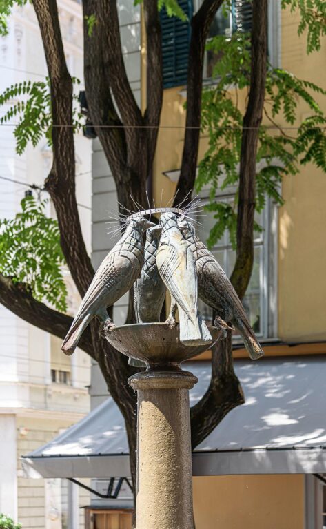 Skulptur mit 4 Tauben und Spatz - zweintopf 