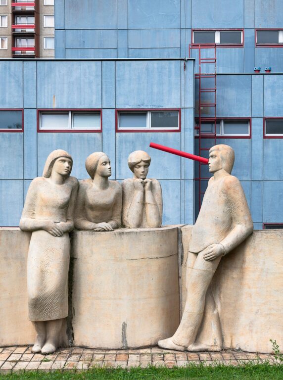 Skulptur mit drei Frauen und Mann - zweintopf 