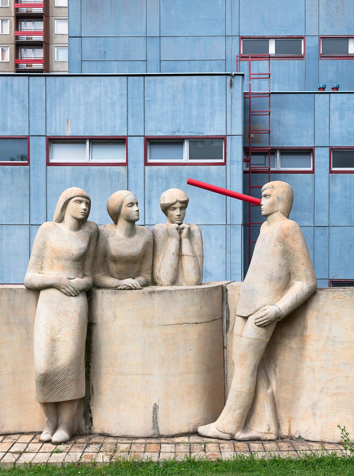 Skulptur mit drei Frauen und Mann - zweintopf 