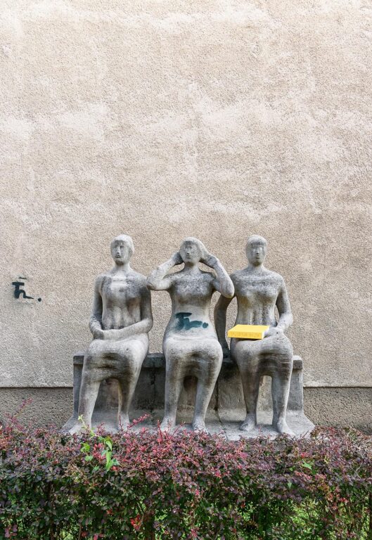 Skulptur mit drei sitzenden Frauen - zweintopf 