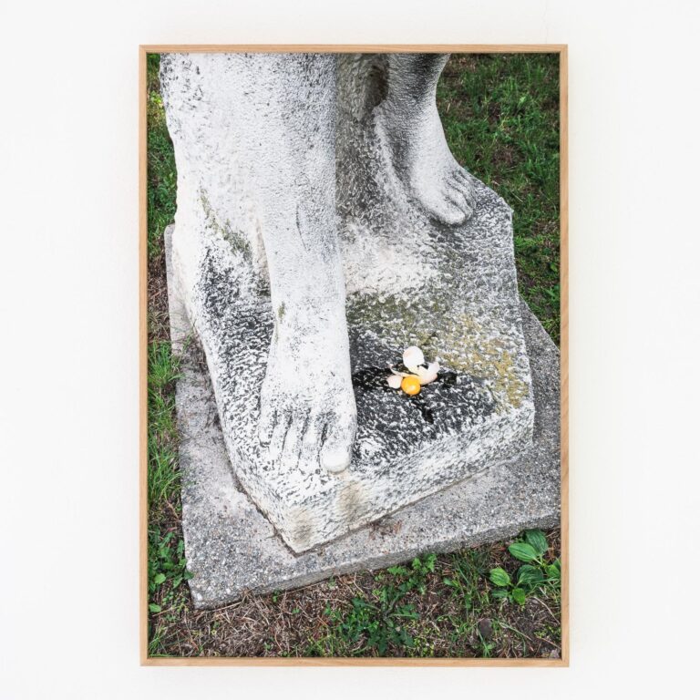 Skulptur mit nackten Füßen I / sculpture with bare feet I - zweintopf 