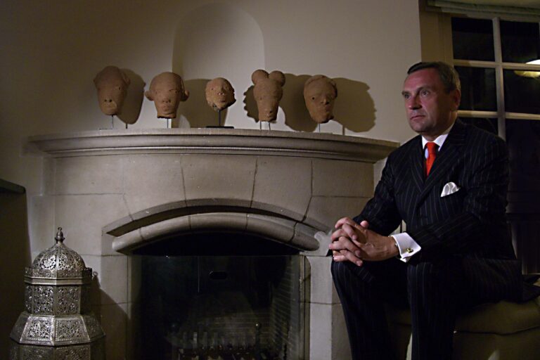 Portrait of a man with Nok masks - MICHAEL CLEGG &  MARTIN GUTTMANN 