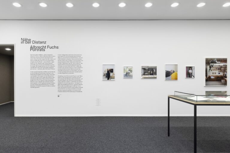 ALBRECHT FUCHS at Kunsthalle Bielefeld Kunsthalle Bielefeld
Ausstellung
"Nähe in der Distanz
Albrecht Fuchs: Porträts"
vom 5.7.2025 bis 26.10.2025