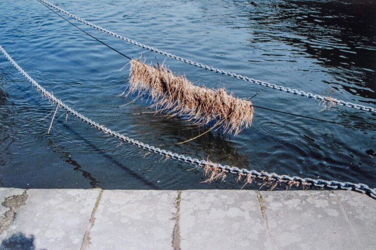 o. T., aus der Serie „Fest / Flüssig“ (Magdeburg, Dresden) - Ulrich Wüst 