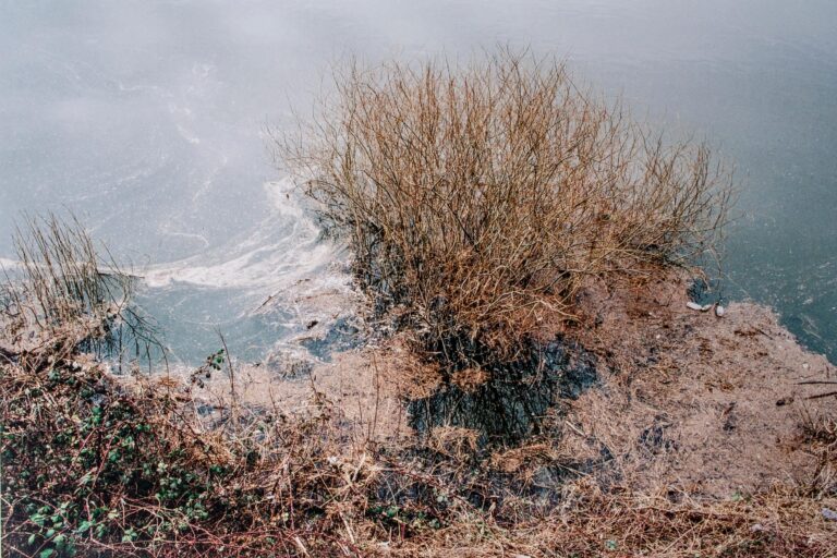 o. T., aus der Serie „Fest / Flüssig“ (Magdeburg, Dresden) - Ulrich Wüst 