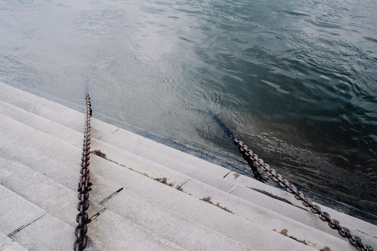 o. T., aus der Serie „Fest / Flüssig“ (Magdeburg, Dresden) - Ulrich Wüst 