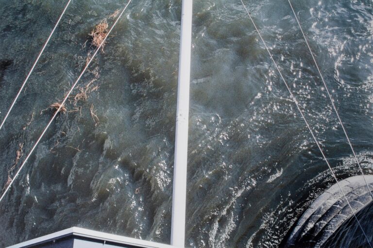 o. T., aus der Serie „Fest / Flüssig“ (Magdeburg, Dresden) - Ulrich Wüst 