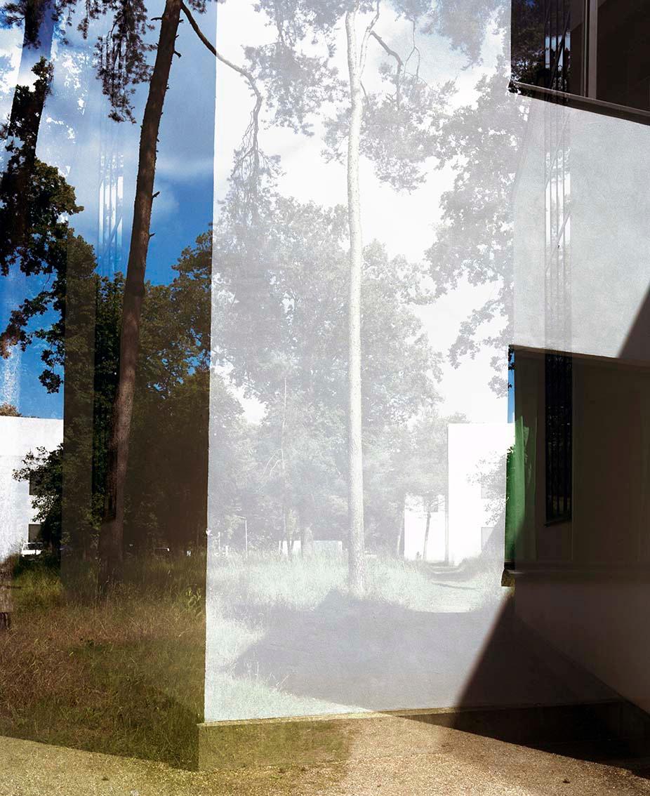 Fassade und Kiefern, Meisterh&auml;user (a. d .S. &bdquo;Pair / Unpair&ldquo;, Dessau) - Margret Hoppe 