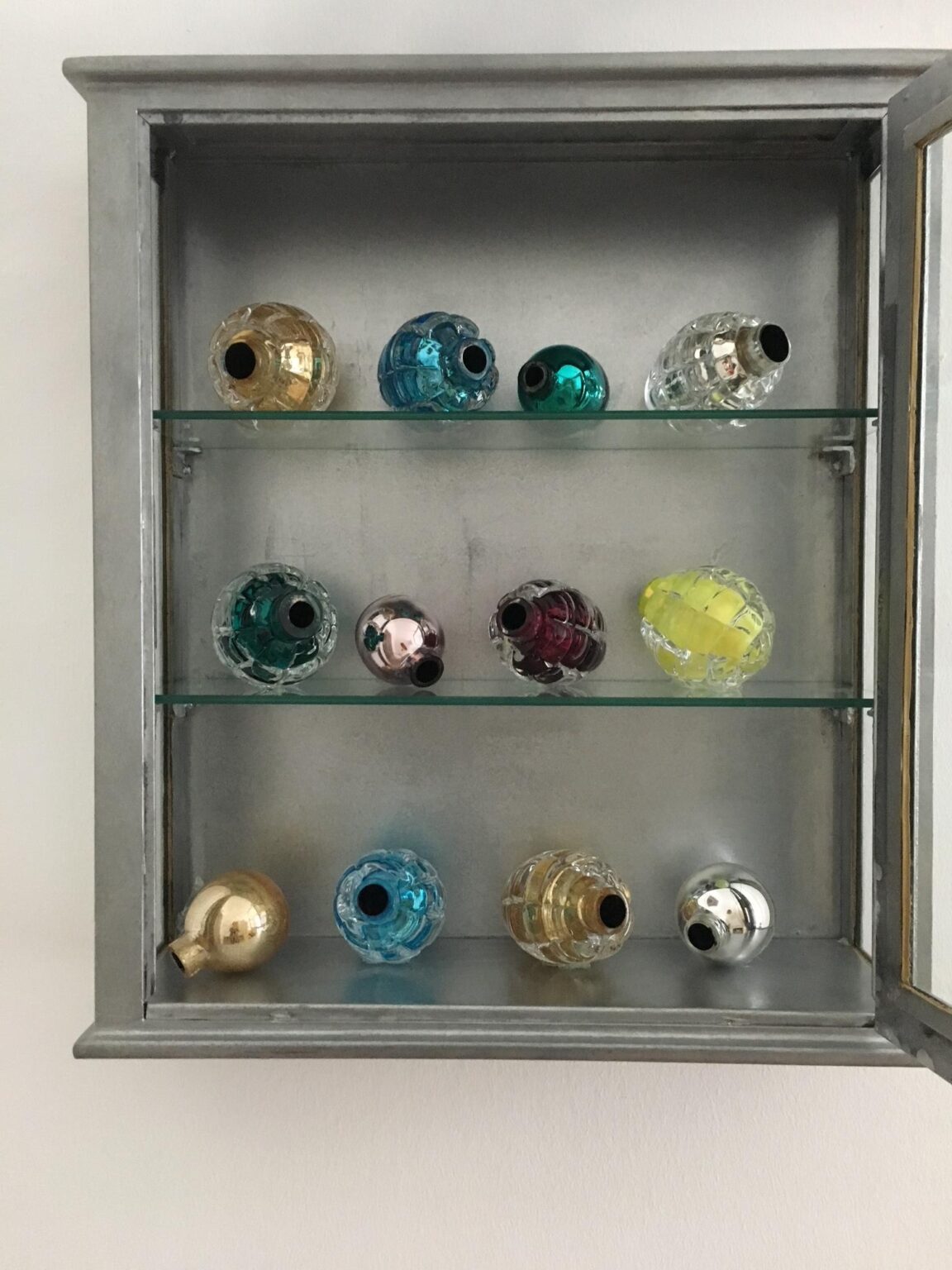 natura morte - Mona Hatoum &copy;Mona Hatoum, Wolfgang Spanier, Murano mirrored glass, steel  and glass cabinet