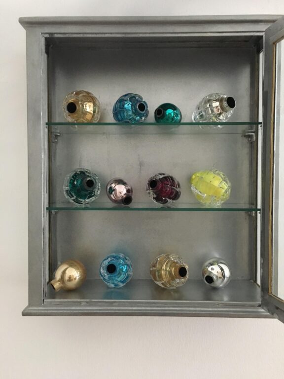 natura morte - Mona Hatoum ©Mona Hatoum, Wolfgang Spanier, Murano mirrored glass, steel  and glass cabinet