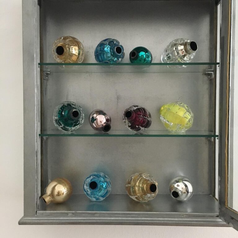 natura morte - Mona Hatoum ©Mona Hatoum, Wolfgang Spanier, Murano mirrored glass, steel  and glass cabinet