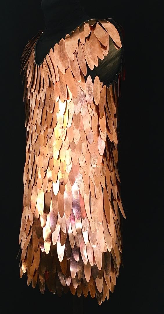 CHANGEANT &ndash; Ausstellung der Sammlung Haupt beim Verband Deutscher B&uuml;rgschaftsbanken - Alexander C. Cornelius, Annett Deppe, Anonymus VII, Dadara, Dominique Gras, Felix Droese, Gerhard Kehl, Gertraude Pohl, G&ouml;tz Lemberg, Jan Henderikse, Karen Michelsen Casta&ntilde;&oacute;n, Lex Drewinski, Lin May, Niko Luoma, Nina Kellner, Ruprecht Dreher, Sebastian Siechold, Thomas Baumg&auml;rtel, Virginie Moss&eacute;, York der Knoefel K&uuml;nstlerin, K&uuml;nstlerin, Kupferm&uuml;nzen, Nieten, Baumwolle, Faden, ca. 90x40 cm
