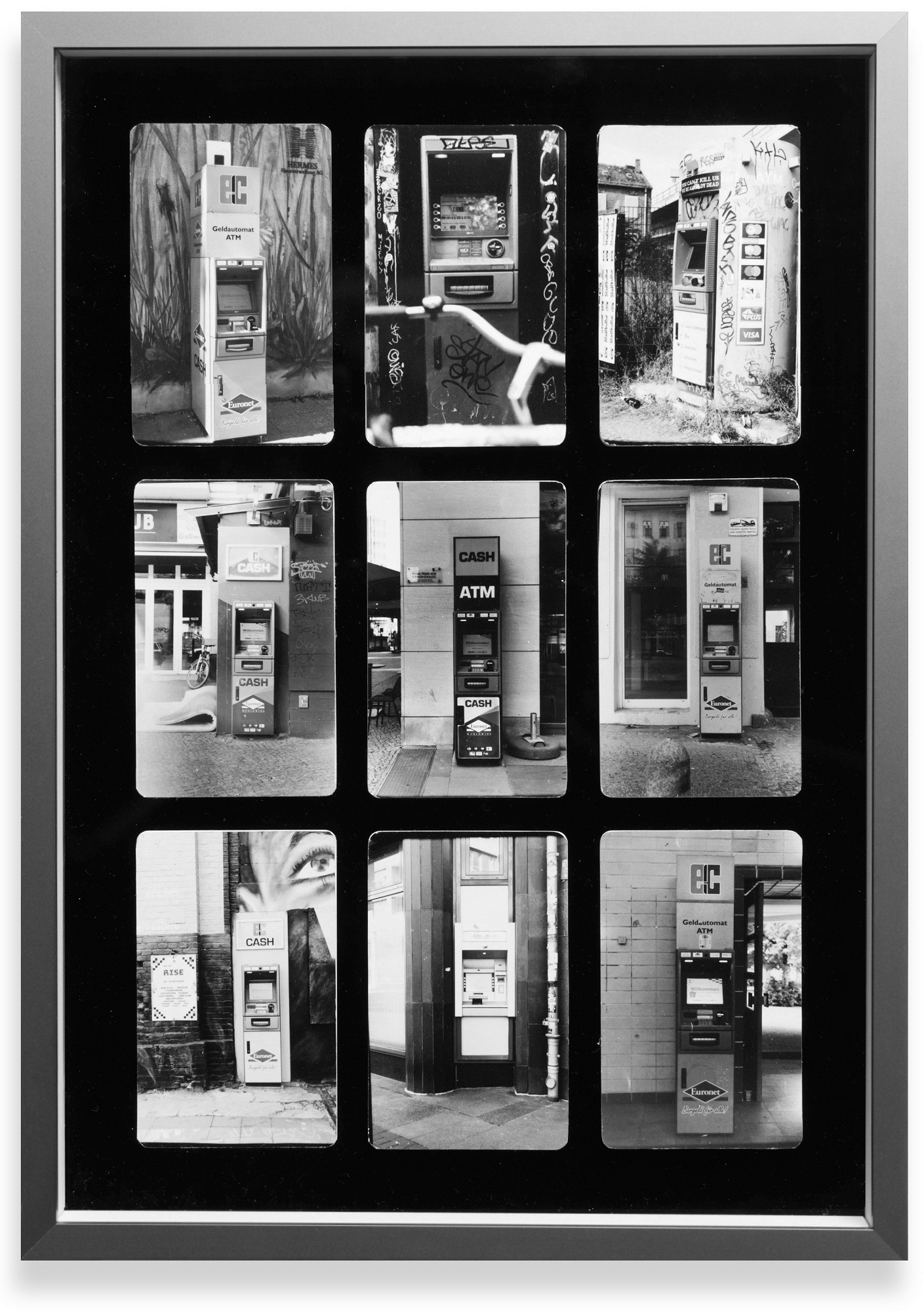 Neu in der Sammlung: „Geldautomaten in Berlin #1“ von Sven Boeck analoge Fotografie, neun Handabzüge im ID-1-Format, je 85,6 × 53,98 mm