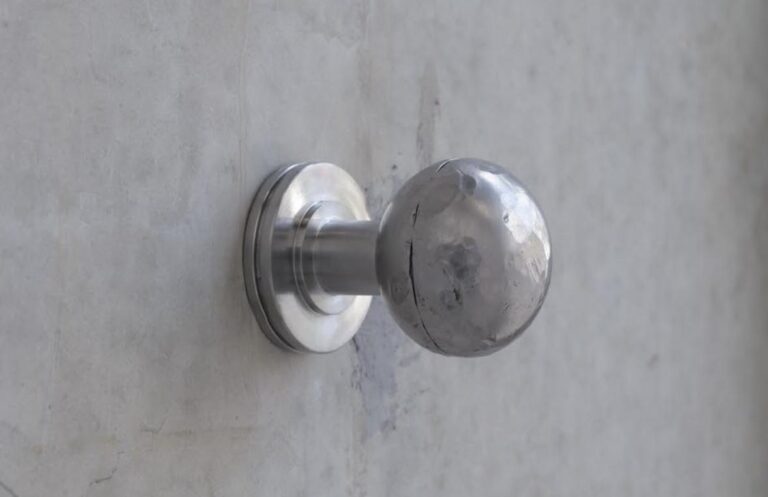 Doorknob: with every Doors, against my hopes and certainties - Shinoh Nam 
