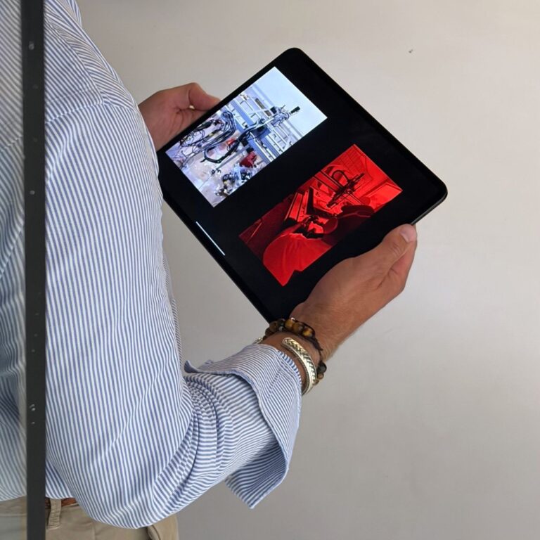 ART, AI AND WHY HAVING TASTE IS BECOMING A BUSINESS ADVANTAGE An entrepreneur immersing himself in the artistic process of Marco Reichert