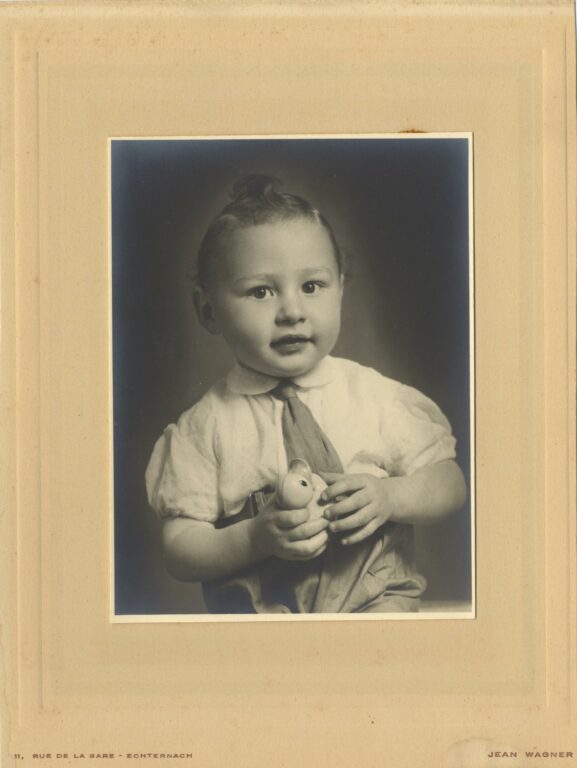 Photo portrait as toddler with plastic duck - Gast MICHELS 